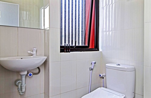 Kebon Kacang Hotel | RedDoorz Plus near Plaza Indonesia