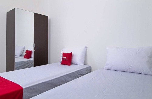 Kebon Kacang Hotel | RedDoorz Plus near Plaza Indonesia