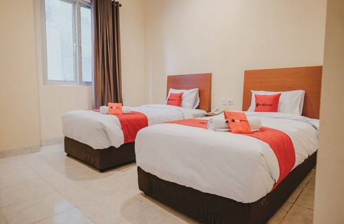 Melawai Hotel | RedDoorz Plus near Plaza Blok M