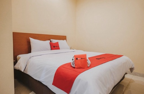 Melawai Hotel | RedDoorz Plus near Plaza Blok M