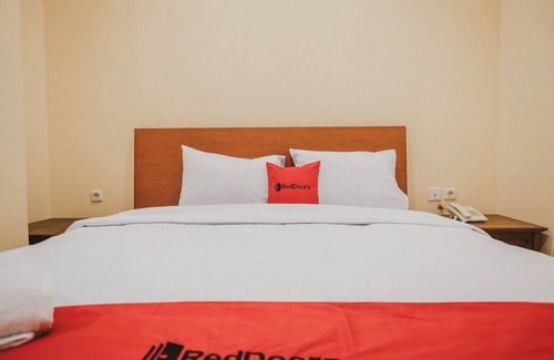 Melawai Hotel | RedDoorz Plus near Plaza Blok M
