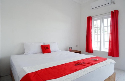Surakarta Hotel | RedDoorz Plus near UMS Solo