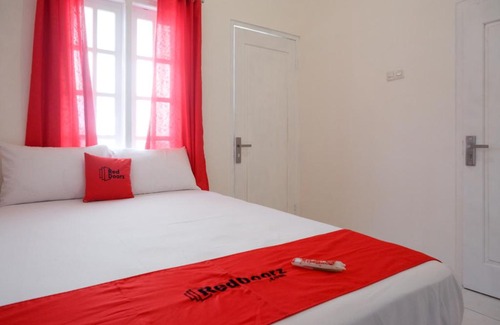 Surakarta Hotel | RedDoorz Plus near UMS Solo