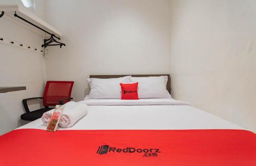 Bogor Selatan Hotel | RedDoorz Plus @ Pakuan Residence Tajur