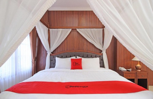 Laweyan Hotel | RedDoorz Premium At The Garden Suites Solo