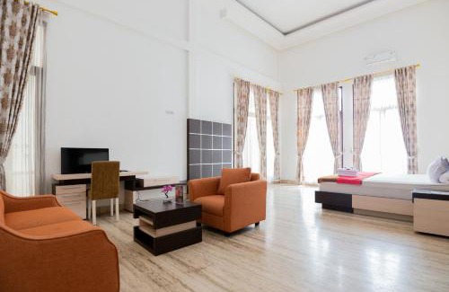 Jakarta House | RedDoorz Premium near Stasiun Lenteng Agung