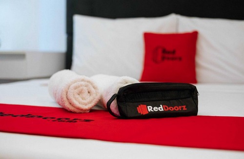 Cideng Hotel | RedDoorz @ Ruko ITC Roxy Mas