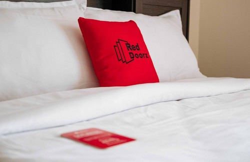 Cideng Hotel | RedDoorz @ Ruko ITC Roxy Mas