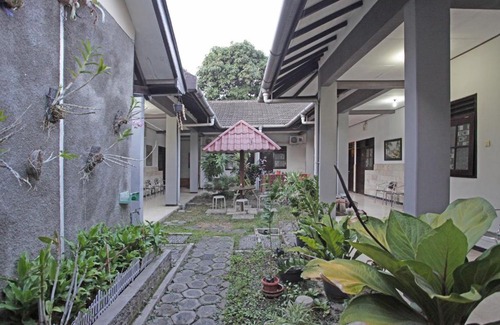 Dinoyo House | RedDoorz @ Soekarno Hatta 2