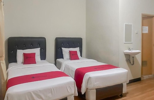 Tasikmalaya Hotel | RedDoorz Syariah at Bumi Eyang Enin Homestay Tasikmalaya