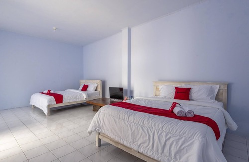 Bondowoso Hotel | RedDoorz Syariah @ Bondowoso City Center