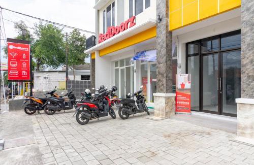 Surabaya House | RedDoorz Syariah @ Kebraon