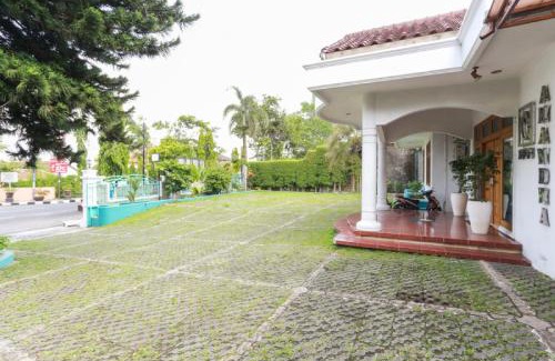 Magelang House | RedDoorz Syariah near Alun Alun Magelang Bayeman