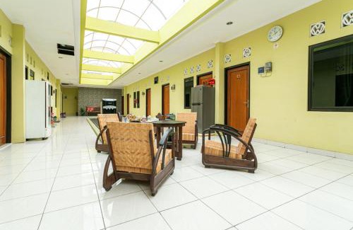 Surakarta House | RedDoorz Syariah near Assalaam - UMS