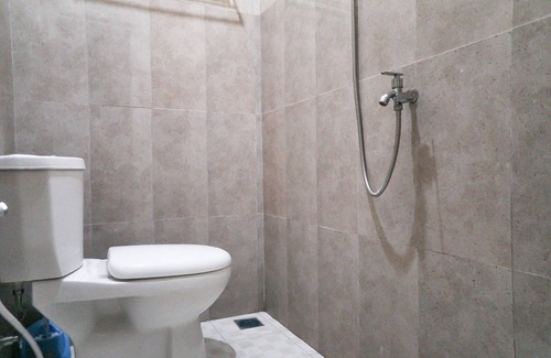 Asrikaton Hotel | RedDoorz Syariah near Exit Tol Madyopuro