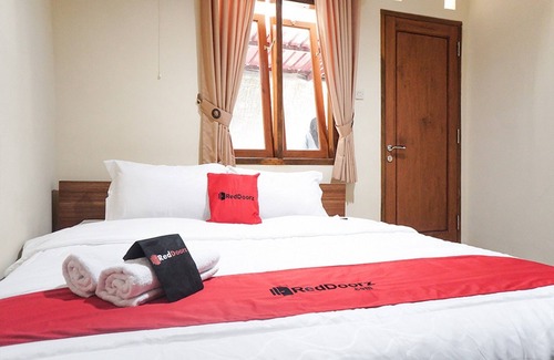 Asrikaton Hotel | RedDoorz Syariah near Exit Tol Madyopuro