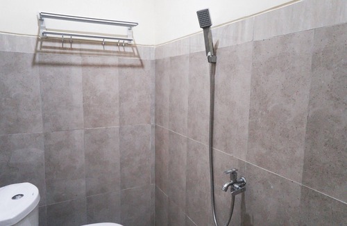 Asrikaton Hotel | RedDoorz Syariah near Exit Tol Madyopuro