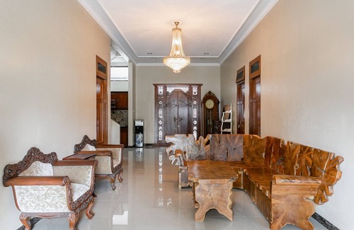 Semarang House | RedDoorz Syariah near Exit Toll Banyumanik