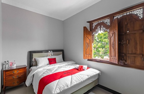 Semarang House | RedDoorz Syariah near Exit Toll Banyumanik