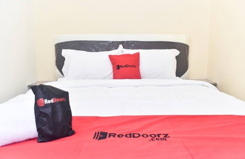 Waru House | RedDoorz Syariah near Exit Tol Waru