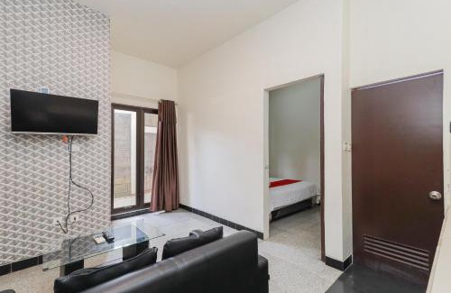 Bekasi Hotel | RedDoorz Syariah near Green Park Jatiwarna