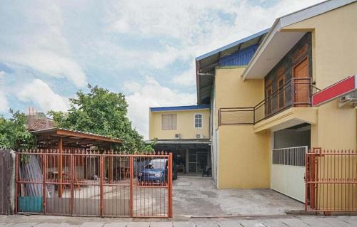 Kenjeran Hotel | RedDoorz Syariah near Suramadu