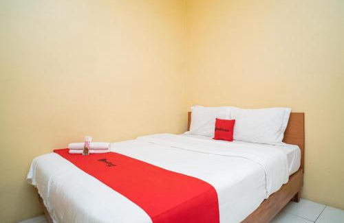 Kenjeran Hotel | RedDoorz Syariah near Suramadu