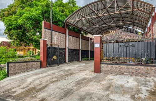 Blitar House | RedDoorz Syariah near Kebon Rojo Park Blitar