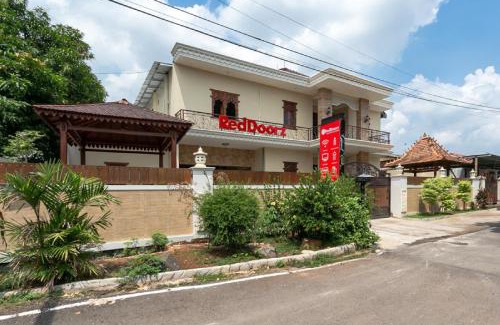 Semarang House | RedDoorz Syariah near Exit Toll Banyumanik Semarang