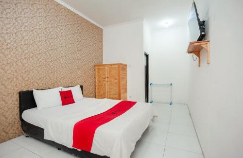 Bekasi House | RedDoorz Syariah near Jatisampurna Hospital