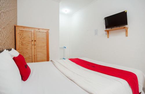 Bekasi House | RedDoorz Syariah near Jatisampurna Hospital