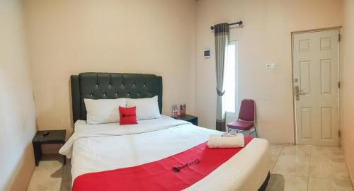 Sidoarjo Hotel | RedDoorz Syariah near Lippo Plaza Sidoarjo