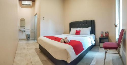 Sidoarjo Hotel | RedDoorz Syariah near Lippo Plaza Sidoarjo
