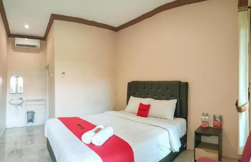 Sidoarjo Hotel | RedDoorz Syariah near Lippo Plaza Sidoarjo