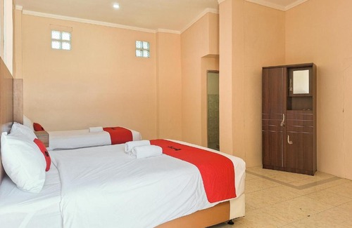 Padang Hotel | RedDoorz Syariah near Pasar Raya Padang