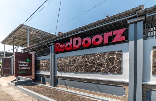 Malang House | RedDoorz Syariah near RRI Malang