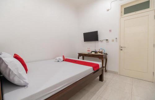 Bekasi Hotel | RedDoorz Syariah near Summarecon Mall Bekasi
