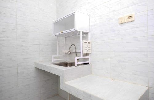 Surabaya Hotel | RedDoorz Syariah near Stasiun Gubeng 2