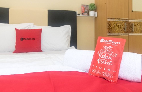 Madiun Hotel | RedDoorz Syariah near Stasiun Madiun