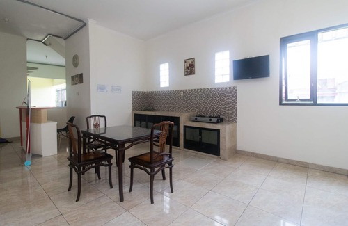 Madiun Hotel | RedDoorz Syariah near Stasiun Madiun