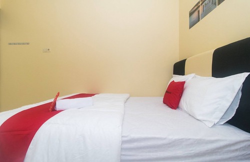 Madiun Hotel | RedDoorz Syariah near Stasiun Madiun