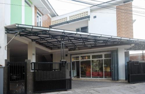Surakarta Hotel | RedDoorz Syariah near Transmart Pabelan Solo