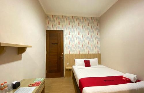 Malang House | RedDoorz Syariah near Universitas Negeri Malang