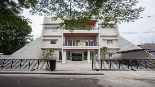 Malang House | RedDoorz Syariah near Universitas Negeri Malang