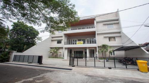 Malang House | RedDoorz Syariah near Universitas Negeri Malang