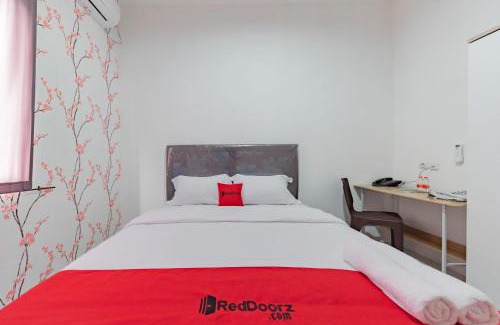 Cipanas Hotel | RedDoorz Syariah Plus near Tugu Bubur Ayam Cianjur