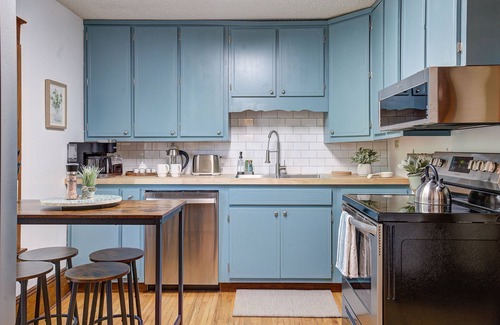 Johnson City Cottage | Redesigned Family/Pet Friendly 🐶 Carriage House Minutes walk to Downtown