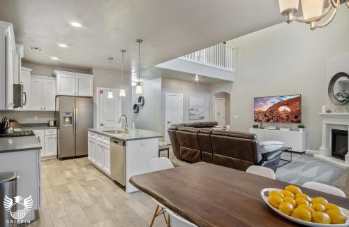 Hurricane House | RedHills Retreat Near Zion Golf Pool Spa Access