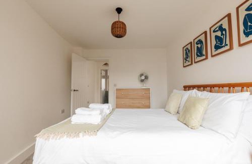 Bristol House | Redland Stay In Bespoke Home 1 of 2