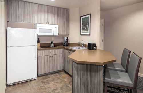 Redmond Resort | Redmond, OR: 2 Bedroom Condo with Balcony, Mini Kitchen, 2 Pools, 3 Golf Courses
